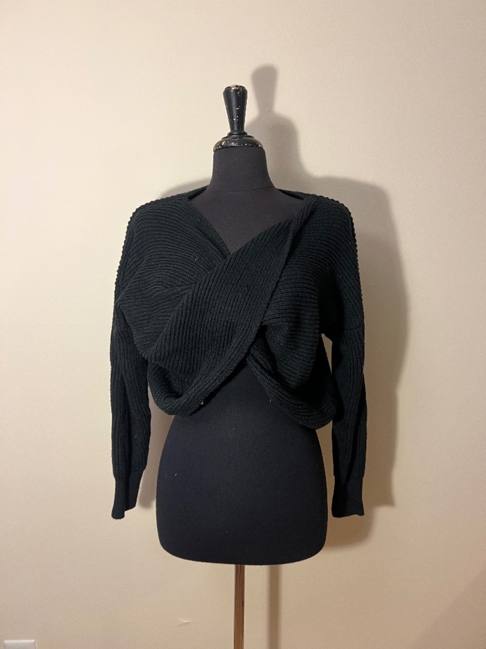 Twist Front Detail Cropped sweater
